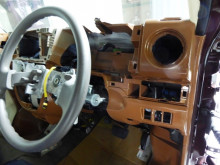 イズマ動物病院様 シェビーの内装パーツのペイント中です!