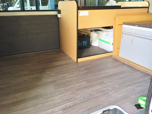 津市　ＣＥＤＡＲ　ＷＯＲＫＳ様　移動販売車の内装が完成しました！