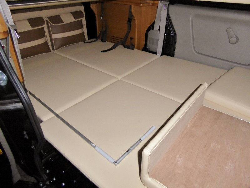 在庫車　軽キャンピングカーの２段ベッド仕様製作中です！