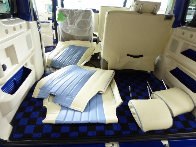 神奈川県横浜市　Ｔ・Ｔ様　内装シート関係取付中です！　　