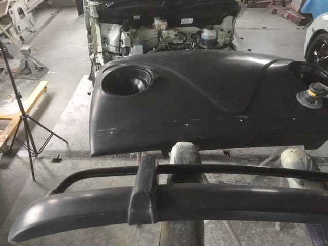 愛知県豊橋市　(株)サンフラッグ様　エアロパーツノ下処理中です！