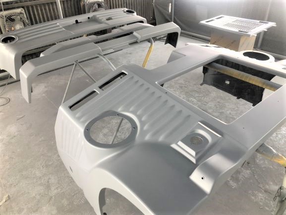 在庫車　フレンチバス　Comfy-Ⅲのサフェーサーペイント中です！