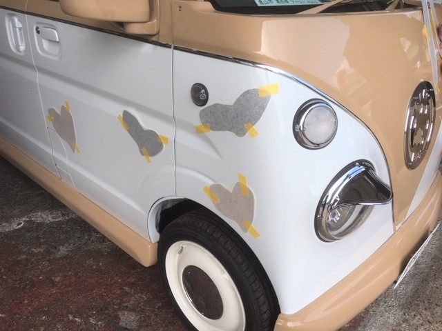 亀山市　Ｋ・Ｋ様　アーリーのネコバスステッカー施工中です！