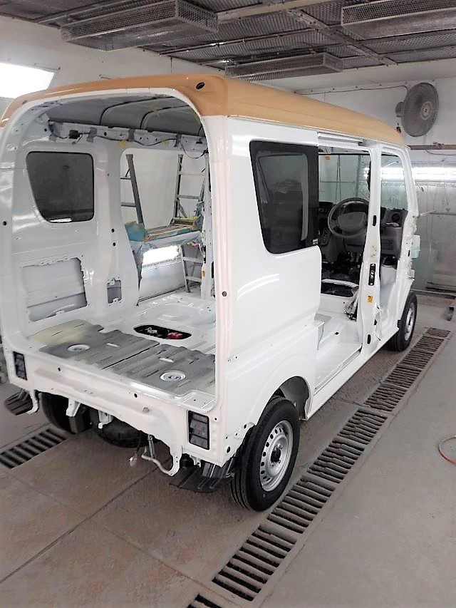 山口県山陽小野田市　Ｎ・Ｔ様　アーリーのボディ側のペイント中です！