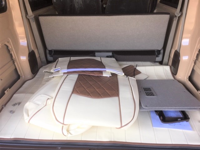 山口県山陽小野田市　Ｎ・Ｔ様　アーリーのシートカバー関係の取付中です！