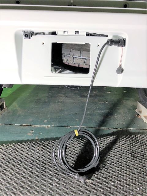 四日市市　Ｎ・Ｓ様　外部１００Ｖ電源、ＦＦヒーター燃料パイプの取付加工中です！