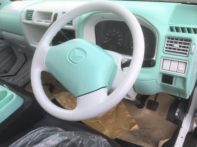 四日市市　ランド＆ホームズ(株)様　ボンゴの内装ペイント中です！