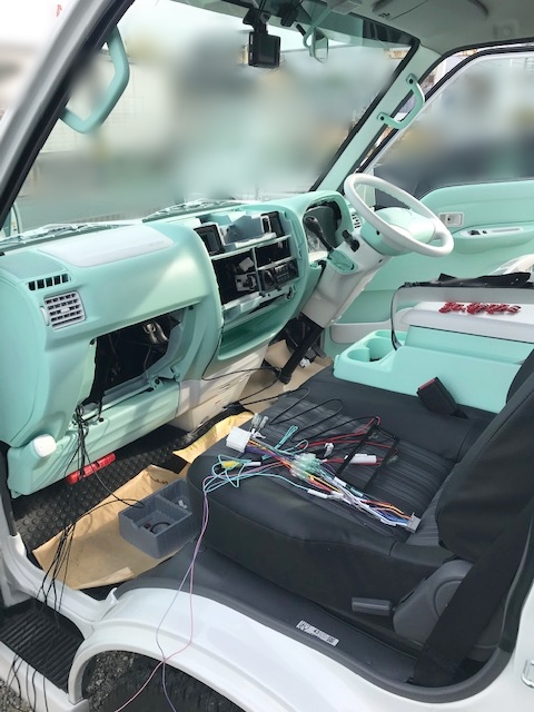 四日市市　ランド＆ホームズ(株)様　アーリーにナビ関係の取付です！