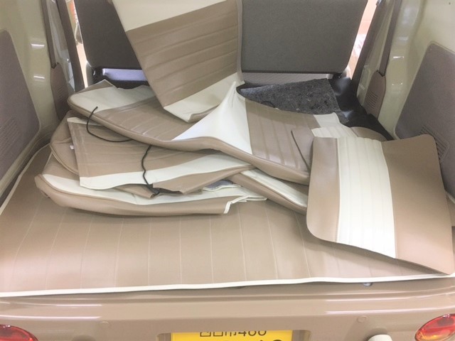 在庫車タイプ　アーリー（ソフィアベージュⅡ）シートカバーの取付中です！