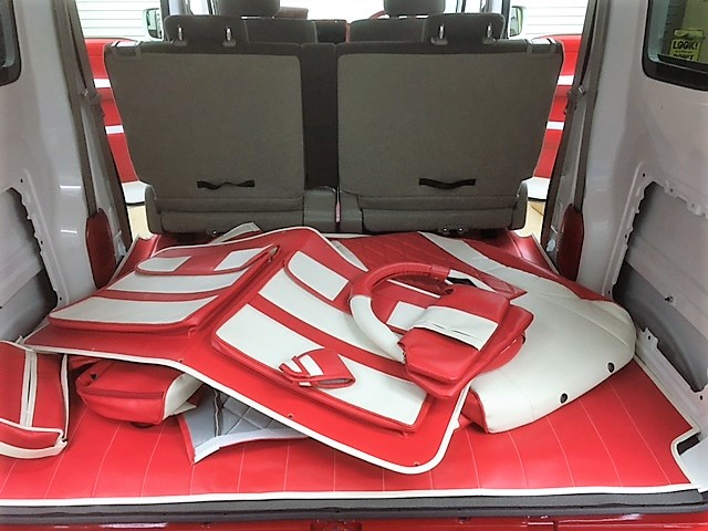 在庫車　タイプ　アーリー制作（レッドⅡ）のシートカバー関係の取付です！