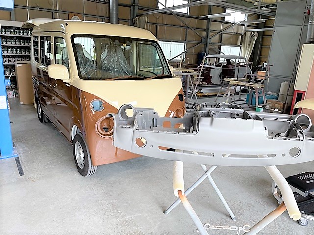 静岡県袋井市　パン工房さと様　ボディペイントが完了し内装ペイント中です！