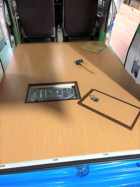 愛知県名古屋市　Ｓｅｌコーポレーション様　移動販売車のカウンター取付中です！