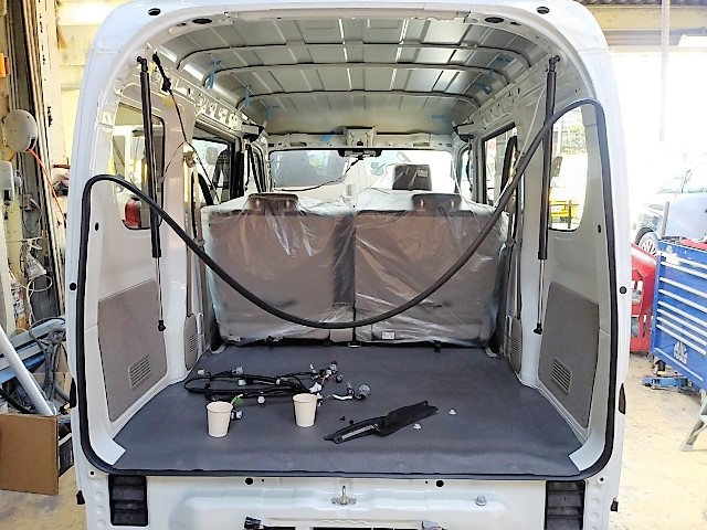 鈴鹿市長沢町　伊勢抹茶様　アーリーの内装バラシ中です！