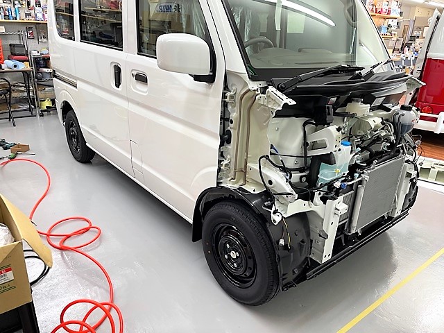 新作エアロ用のエブリイが入庫しましたのでバラシ作業中です！