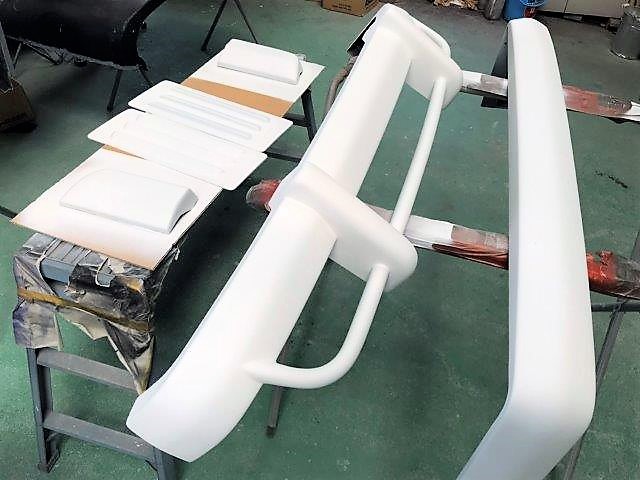 松阪市　はしもと農園(株)様　下処理が終わりエアロパーツのサフェーサーペイント中です！