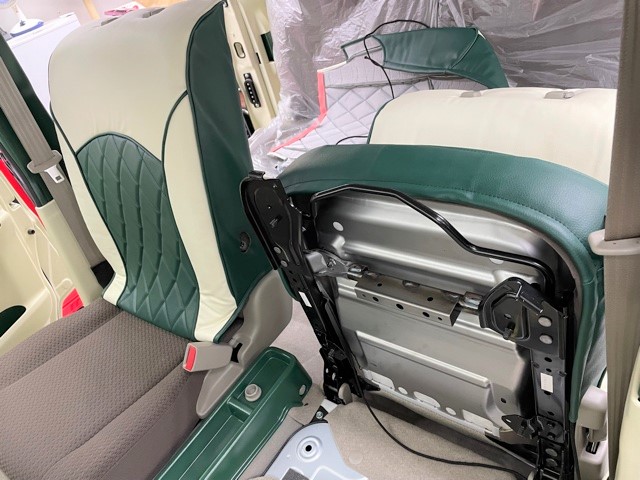 鈴鹿市長沢町　伊勢抹茶様　シートカバーの取付に入りました！