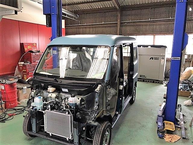 津市芸濃町　Ｍ・Ｓ様　エブリイ（フレンチ）のボディー側のペイント中です！