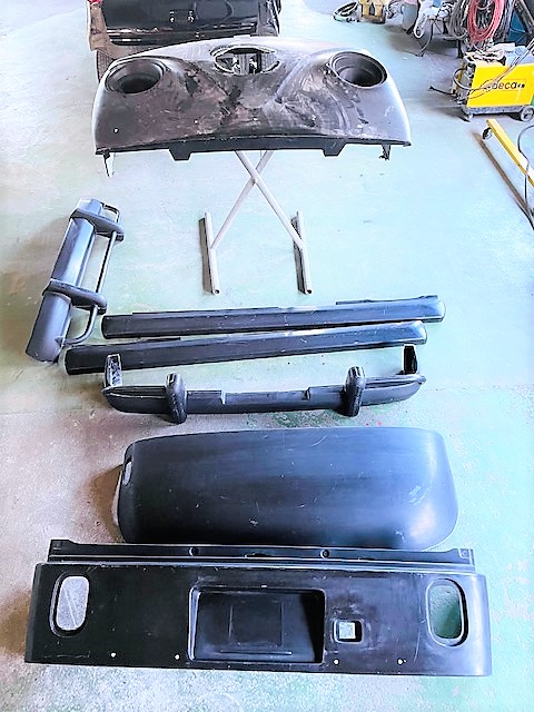 在庫車　タイプ　アーリーのエアロパーツの下処理に入ります！