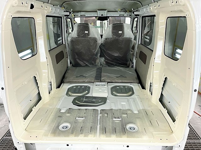在庫車　新作ＰＬＡＴムルティ660の内装ペイントに入りました！