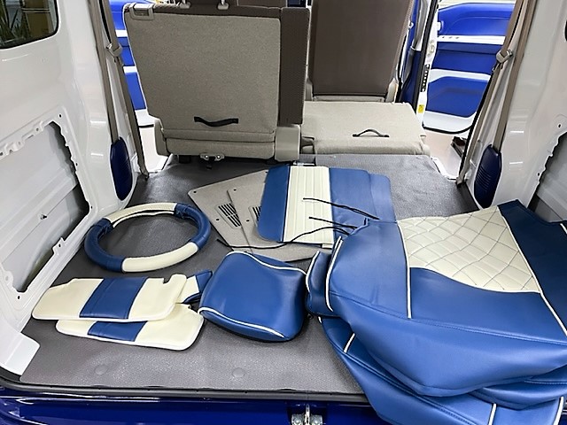 長野県軽井沢町　(株)ＡＭＡＲＩ様　アーリーの内装シート関係の取付け中です！