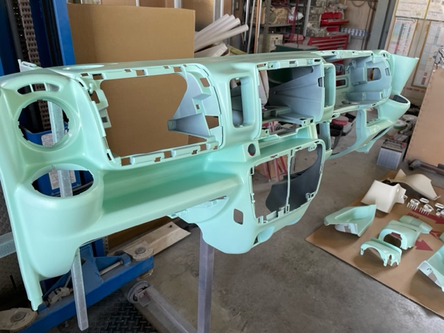 在庫車　新作ＰＬＡＴムルティ660の内装パーツのペイントが完了しました！