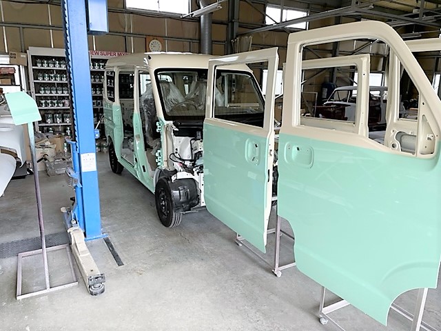 在庫車　新作ＰＬＡＴムルティ660のルーフのボディ側のペイントが完了しました！