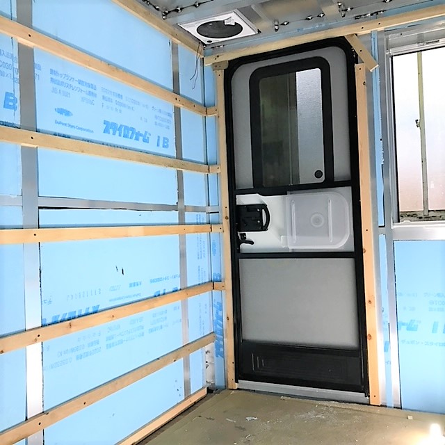 名張市　Ｙ・Ａ様　シェル型キャンピングカーＳｐｉｒｉｔ　Ｅａｒｔｈのパネル取付中です！