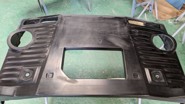 静岡県浜松市　(株)恵電様　フレンチトラック移動販売車の下処理中です！