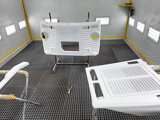 静岡県浜松市　(株)恵電様　フレンチトラック移動販売車のサフェーサーペイント完了です！