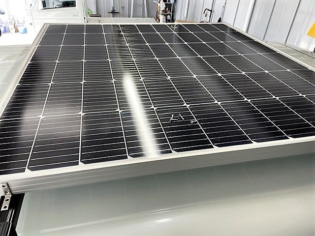 四日市市　Ｆ・Ｈ様　ムルティ660&Comfy-Ⅲ製作　ソーラーパネルの取付に入りました！
