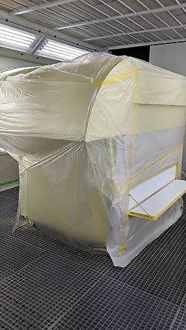 四日市市　Ａ・Ｃ様　フレンチトラック移動販売車のボックスのペイント中です！