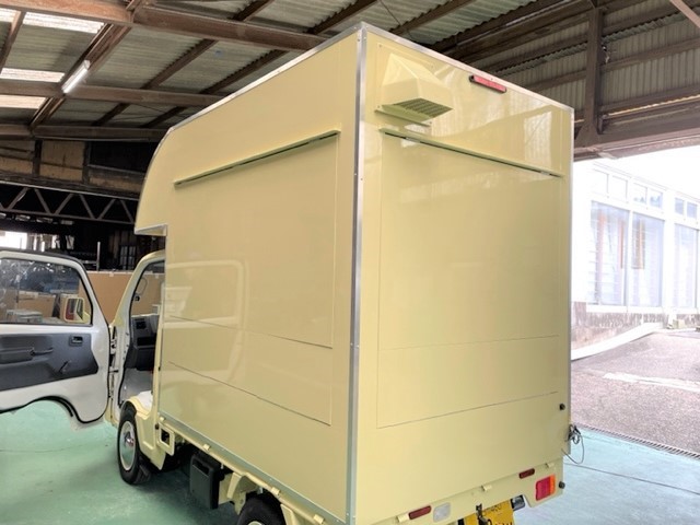 四日市市　Ａ・Ｃ様　フレンチトラック移動販売車のボックスのペイント完了しました！