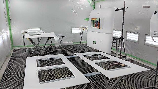 愛知県岡崎市　Ｓ・Ｃ様　アーリーのエアロパーツのサフェーサーペイント中です！