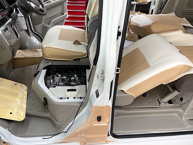 愛知県岡崎市　Ｓ・Ｃ様　アーリーのシートカバー取付中です！