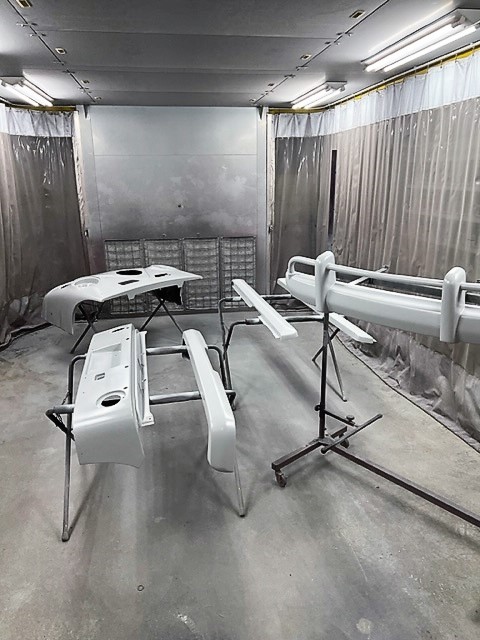 桑名市　Ｎ・Ｍ様　アーリー移動販売車製作のエアロパーツのサフェーサーペイント中です！