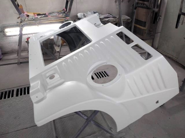 松阪市　Ｍ・Ｃ様　フレンチバス製作のエアロパーツのサフェーサーペイント中です！