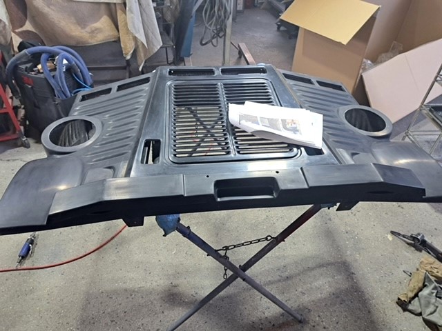 愛知県一宮市　Ｔ・Ｍ様　フレンチバスのエアロパーツの下処理に入りました！