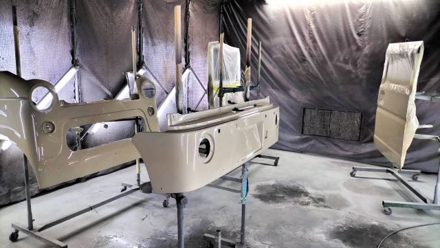 いなべ市　小林モータース様　シェビーのエアロパーツのペイントに入りました！