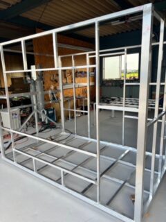 (株)ｔｒｉｄｅ様　タウンエーストラックの移動販売車のアルミフレーム仕上げ中です！