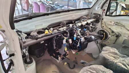 在庫車　FLATムルティ660の内装バラシ作業中です！