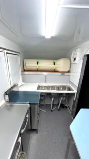 桑名市　Ｋ・Ｙ様　タウンエーストラック移動販売車の内装パネル、シンクその他取付中です！