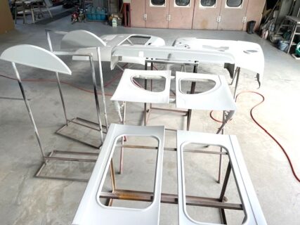 津市豊が丘　Ｏ・Ｃ様　ＰＬＡＴムルティ６６０のエアロパーツのサフェーサーペイントが完了しました！