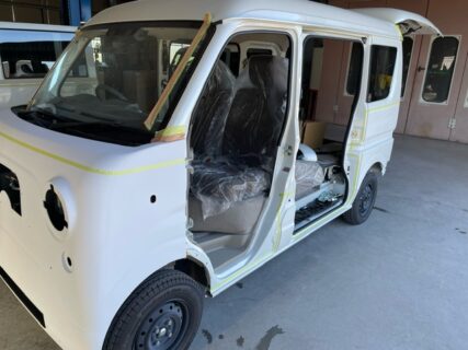 津市豊が丘　Ｏ・Ｃ様　ＰＬＡＴムルティ６６０のボディ側のペイント準備中です！