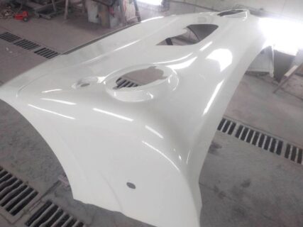 在庫車の移動販売車　PLATムルティ660の本ペイントに入りました！