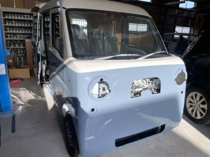 津市豊が丘　Ｏ・Ｃ様　PLATムルティ660のエアロパーツペイントが完了し組付け中です！