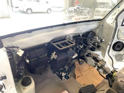 津市豊が丘　Ｏ・Ｃ様　FLATムルティ660の内装バラシ＆パーツペイント中です！