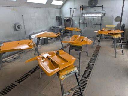 福島県須賀川市　Ｍ・Ｈ様　アーリーの内装パーツのペイントに入りました！