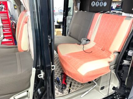 四日市市 N・M様 Comfy-Ⅲのシートカバー取付&ガラスコーティング中です!