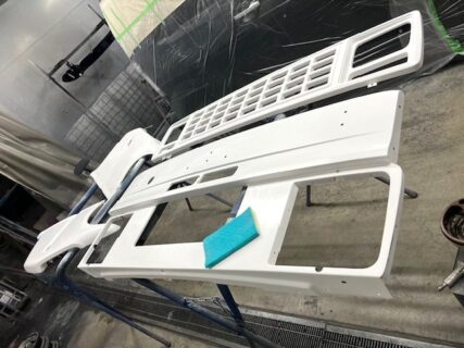 愛知県豊橋市 K・T様 スローライダーのエアロパーツの下処理に入りました!