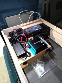 大阪府 アサヒ自動車様 軽キャンピングカーComfy-Ⅲのキット&サブバッテリーの取付が完了しました!